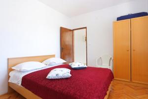 Apartments by the sea Vinisce, Trogir - 11029