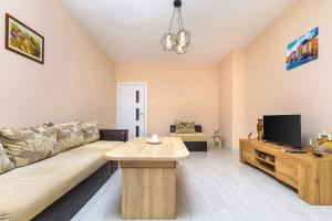 Bright Modern 2BD Apartment with Panoramic View