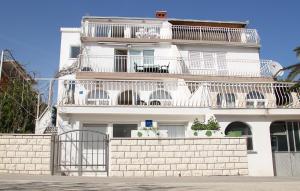 Apartments with a parking space Seget Vranjica Trogir  11561
