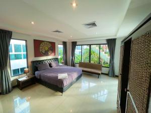 Private Pool & Jacuzzi Villa, Phratumnak, Pattaya - 600m from the beach, 711 nearby
