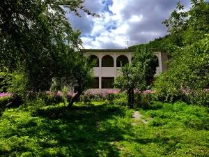 Family Hotel - White House Racha - Kussu