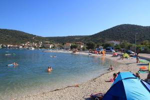 Apartments by the sea Vinisce, Trogir - 17210