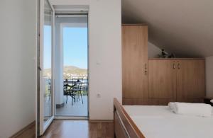 Apartments by the sea Vinisce, Trogir - 17210