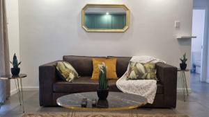 Accommodation Front - Prestigious 2 Sleeper Apartment with Harbour Views