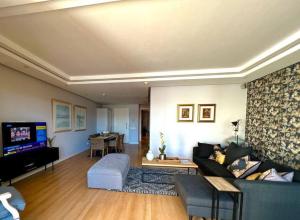 Parama 003 Secure, Luxurious Waterfront Apartment