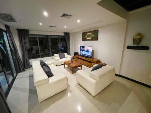 Private Pool & Jacuzzi Villa, Phratumnak, Pattaya - 600m from the beach, 711 nearby