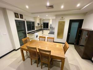 Private Pool & Jacuzzi Villa, Phratumnak, Pattaya - 600m from the beach, 711 nearby