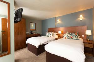 Deluxe Twin Room room in Queens Head Hotel