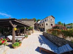 Mes Maisons Gardoises, Two Gites sleeping 13 with Two Private pools, Kids Room, Laundry, Disco, free WiFi, Linen and Dog's are Welcome - Peyremale