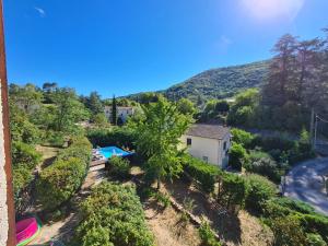 Maisons de vacances Mes Maisons Gardoises comprises of Two Gites sleeping 14 with Two Private Pools, Kids Room, Laundry room, Disco Theatre plus free WiFi! : photos des chambres