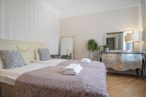 Dream Stay - Historical 3-Bedroom Apartment with Sauna & Fireplace