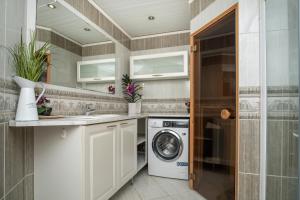 Dream Stay - Historical 3-Bedroom Apartment with Sauna & Fireplace