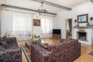 Dream Stay - Historical 3-Bedroom Apartment with Sauna & Fireplace