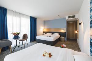 Hotels ibis Styles Aix les Bains Domaine de Marlioz : Chambre Double avec Canapé-Lit et Terrasse