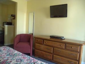 King Room with Sofa Bed room in Weathervane Motel Lanesboro