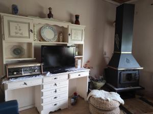 Countryside Cottage with Garden & Lake View