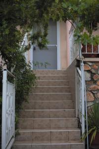Countryside Cottage with Garden & Lake View