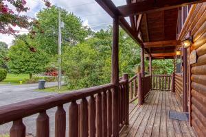 Always Kiss Me Goodnight-Hot Tub, Arcade, Near the Parkway!