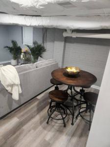 NEW studio apt & backyard oasis in historic uptown