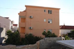 Apartments and rooms with parking space Makarska - 6834