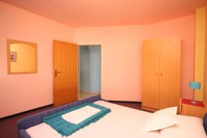 Apartments and rooms with parking space Makarska - 6834