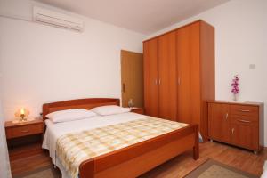 Apartments with a parking space Makarska - 6753