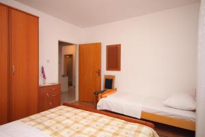 Apartments with a parking space Makarska - 6753