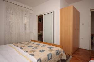 Apartments with a parking space Makarska - 6753