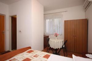 Apartments with a parking space Makarska - 6753