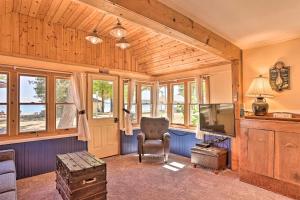 half Mi to Dtwn Suttons Bay! Lakefront Cottage