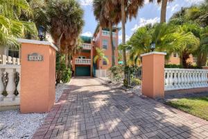 Tropical luxury pool home by the beach with roof top lounge centrally located on Anna Maria Island