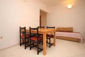 Apartments with a parking space Makarska - 6885