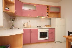 Apartments with a parking space Makarska - 6885