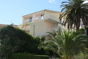 Apartments with a parking space Makarska - 6844