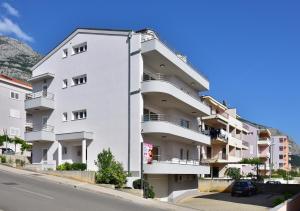 Apartments with a parking space Makarska - 6720