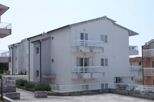 Apartments with a parking space Makarska - 6640