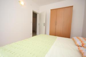 Apartments with a parking space Makarska - 6640