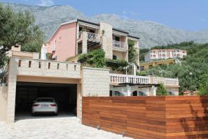 Apartments with a swimming pool Tucepi, Makarska - 6817 