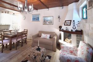 Holiday house with a swimming pool Makarska - 6668