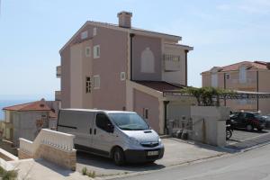 Apartments with a parking space Makarska - 6694