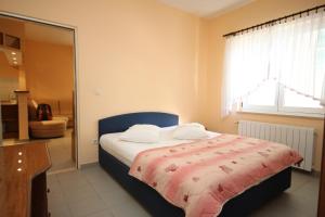 Apartments with a parking space Makarska - 6694