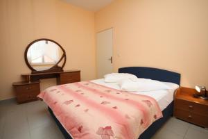 Apartments with a parking space Makarska - 6694