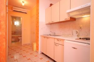 Apartments by the sea Tucepi, Makarska - 6806