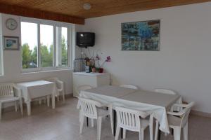 Apartments with a parking space Brela, Makarska - 6906