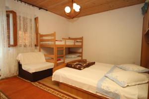 Apartments with a parking space Brela, Makarska - 6906