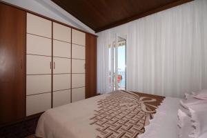 Apartments with a parking space Brela, Makarska - 6747