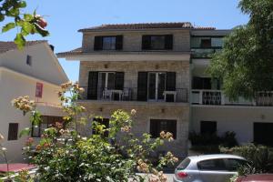 Apartments and rooms with parking space Podgora, Makarska - 6790 
