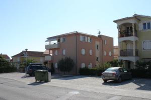Apartments with a parking space Novigrad - 6936 