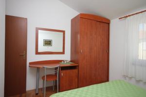 Apartments with a parking space Novigrad - 6936