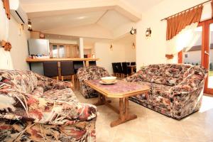 Family friendly house with a swimming pool Valtura, Pula - 6913